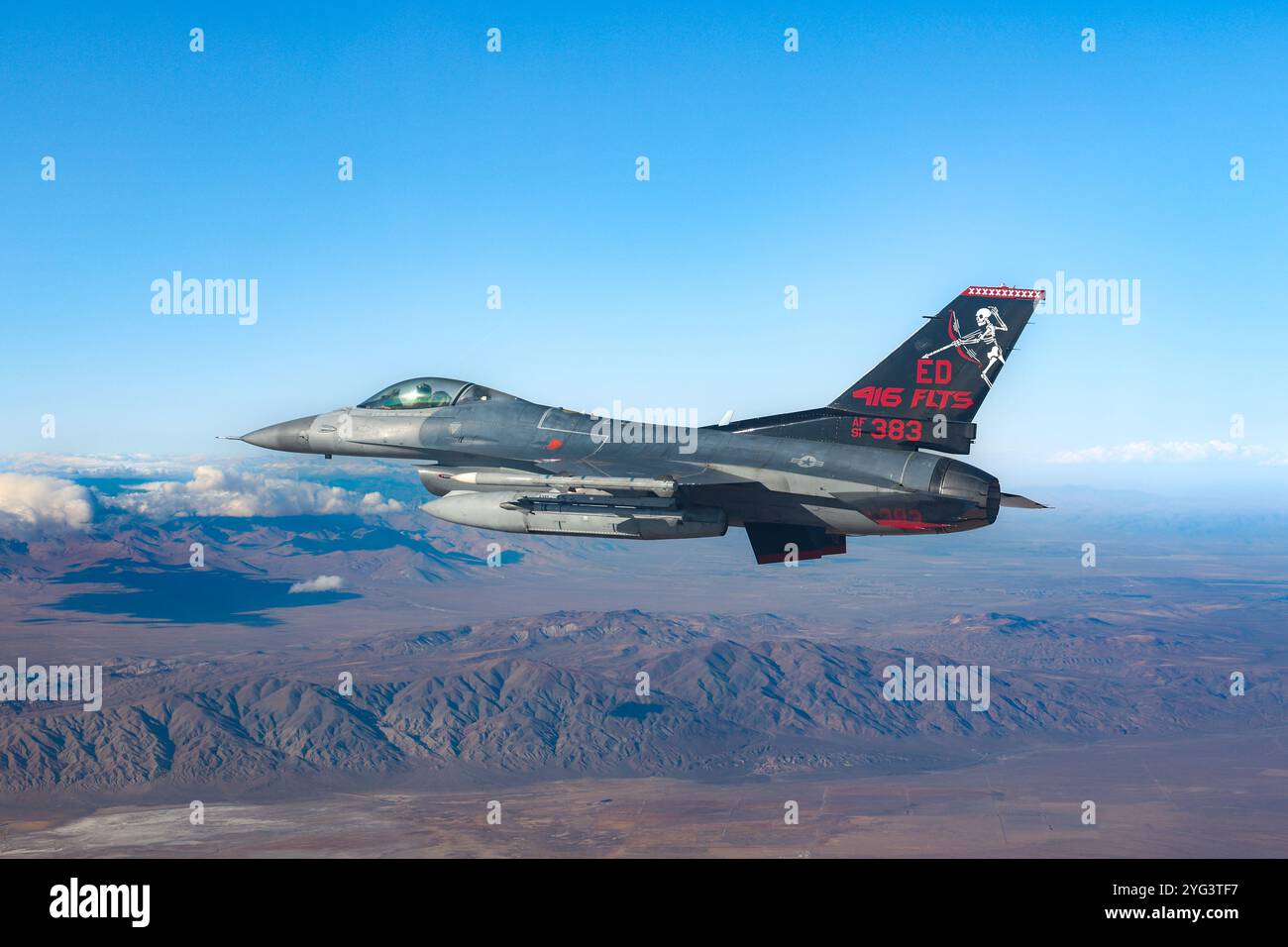 Il tenente colonnello Charles Brantigan, comandante del 416th Flight test Squadron - The Skulls, vola con l'Edwards AFB F-16C 91-383 con l'unico flash o della coda dell'unità Foto Stock