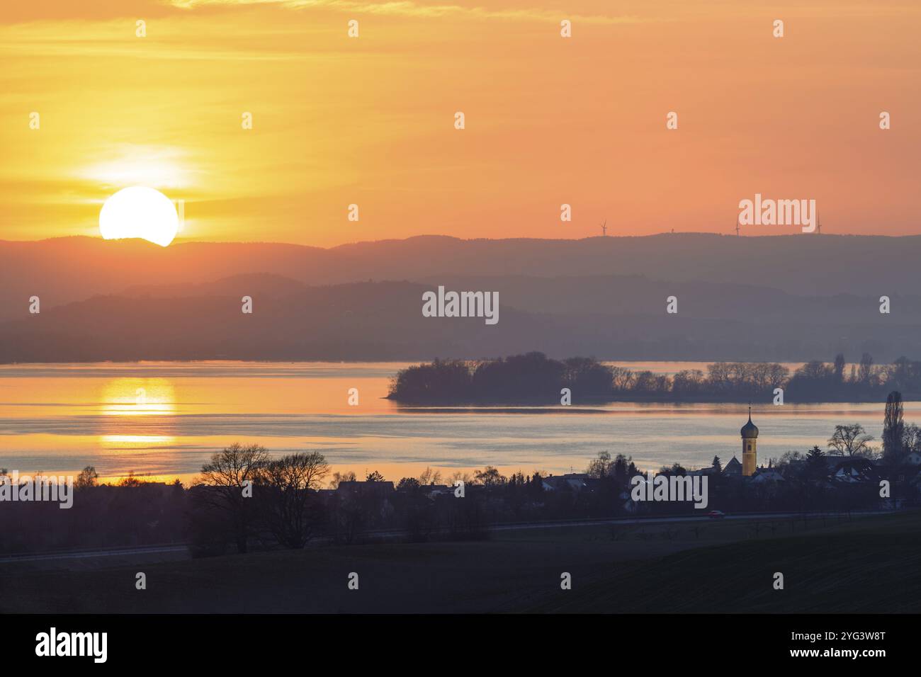 Tramonto su un lago con un'isola in primo piano, colori tenui nel cielo, Hegne, Allensbach, lago di Costanza, Baden-Wuerttemberg, Germania, Europa Foto Stock