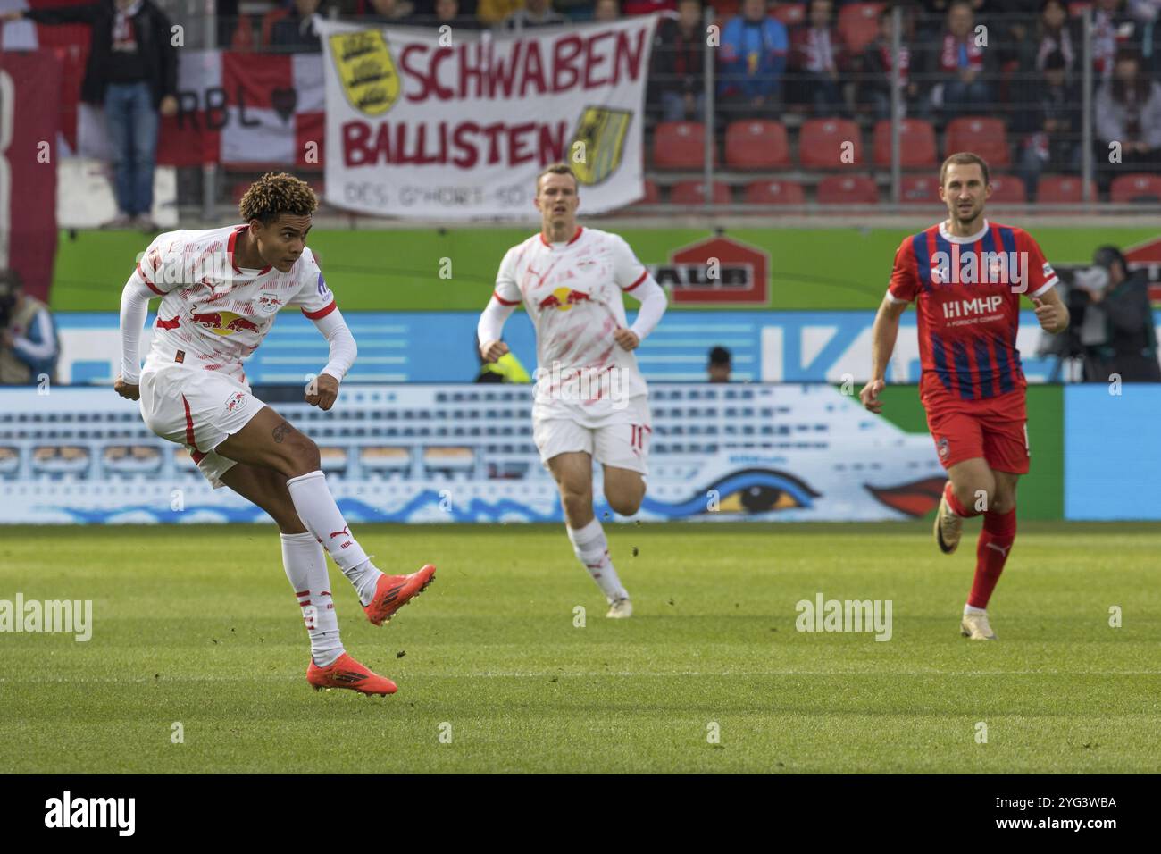 Partita di calcio, Antonio NUSA RB Leipzig lasciato, concentrato e con un tiro in direzione dell'area di rigore dell'avversario, Lukas KLOSTERMANN RB Leipz Foto Stock