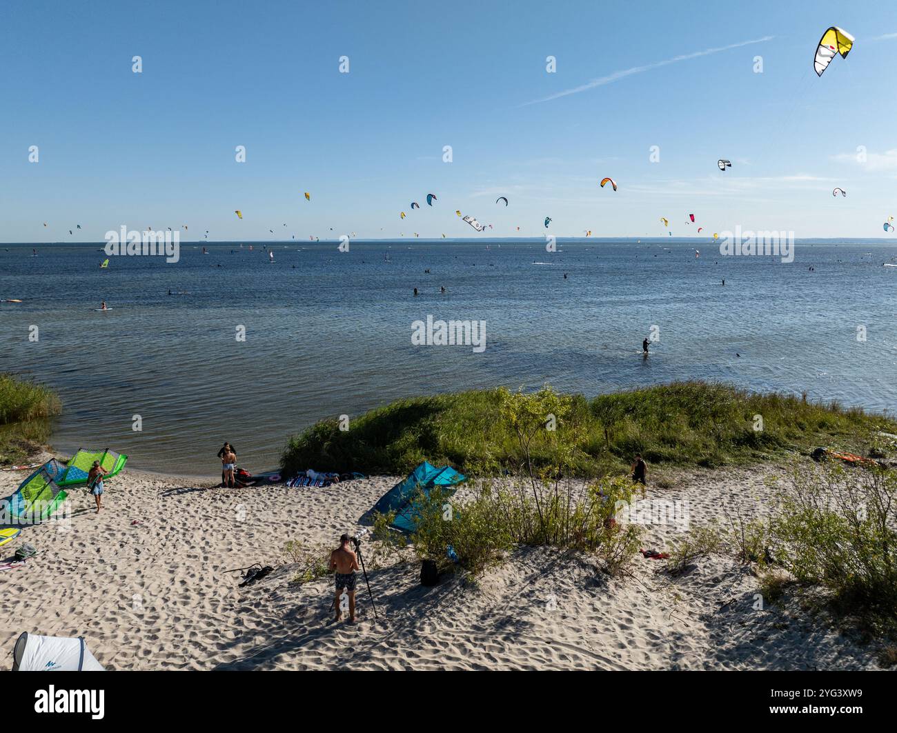 Le persone nuotano sul mare su una kiteboard o un kitesurf. Sport estivi imparare a kitesurf. Lezioni di kitesurf sulla baia. Kite surf sulla baia. Foto Stock