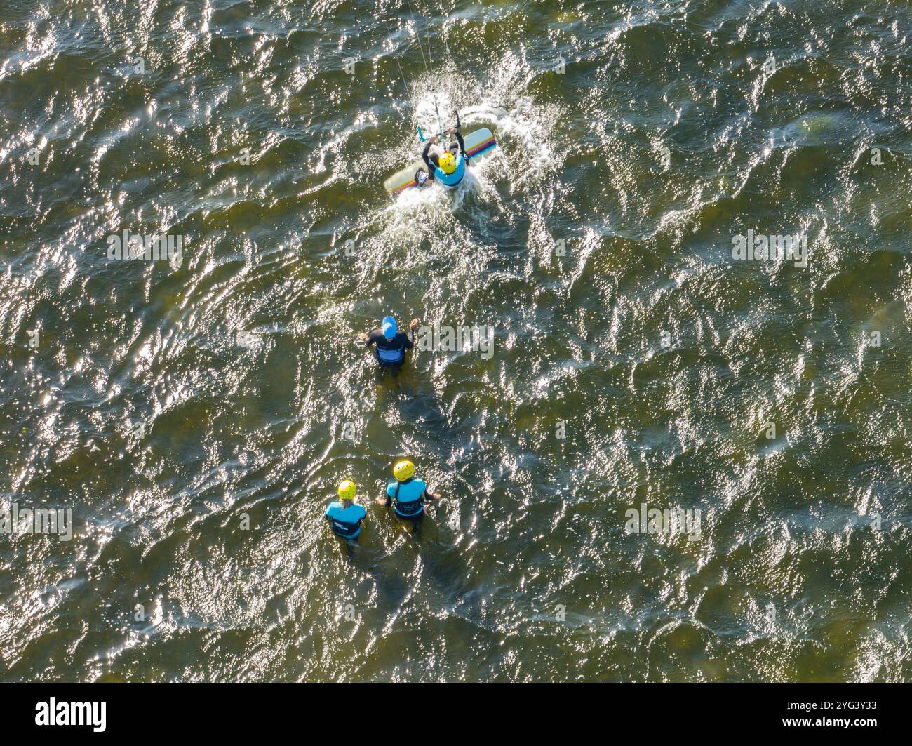Le persone nuotano sul mare su una kiteboard o un kitesurf. Sport estivi imparare a kitesurf. Lezioni di kitesurf sulla baia. Kite surf sulla baia. Foto Stock