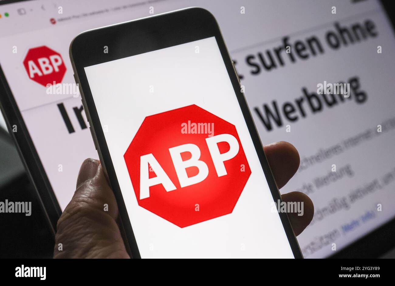 Colonia, Germania. 6 novembre 2024. ILLUSTRAZIONE - Das Logo des Werbeblockers ABP AdblockPlus ist auf einem smartphone zu sehen. Der Bundesgerichtshof (BGH) entscheidet zu einer Urheberrechtsklage gegen Werbeblocker. Der Springer-Verlag klagt gegen Eyeo, einen Entwickler von Werbeblockern. Crediti: Oliver Berg/dpa/Alamy Live News Foto Stock