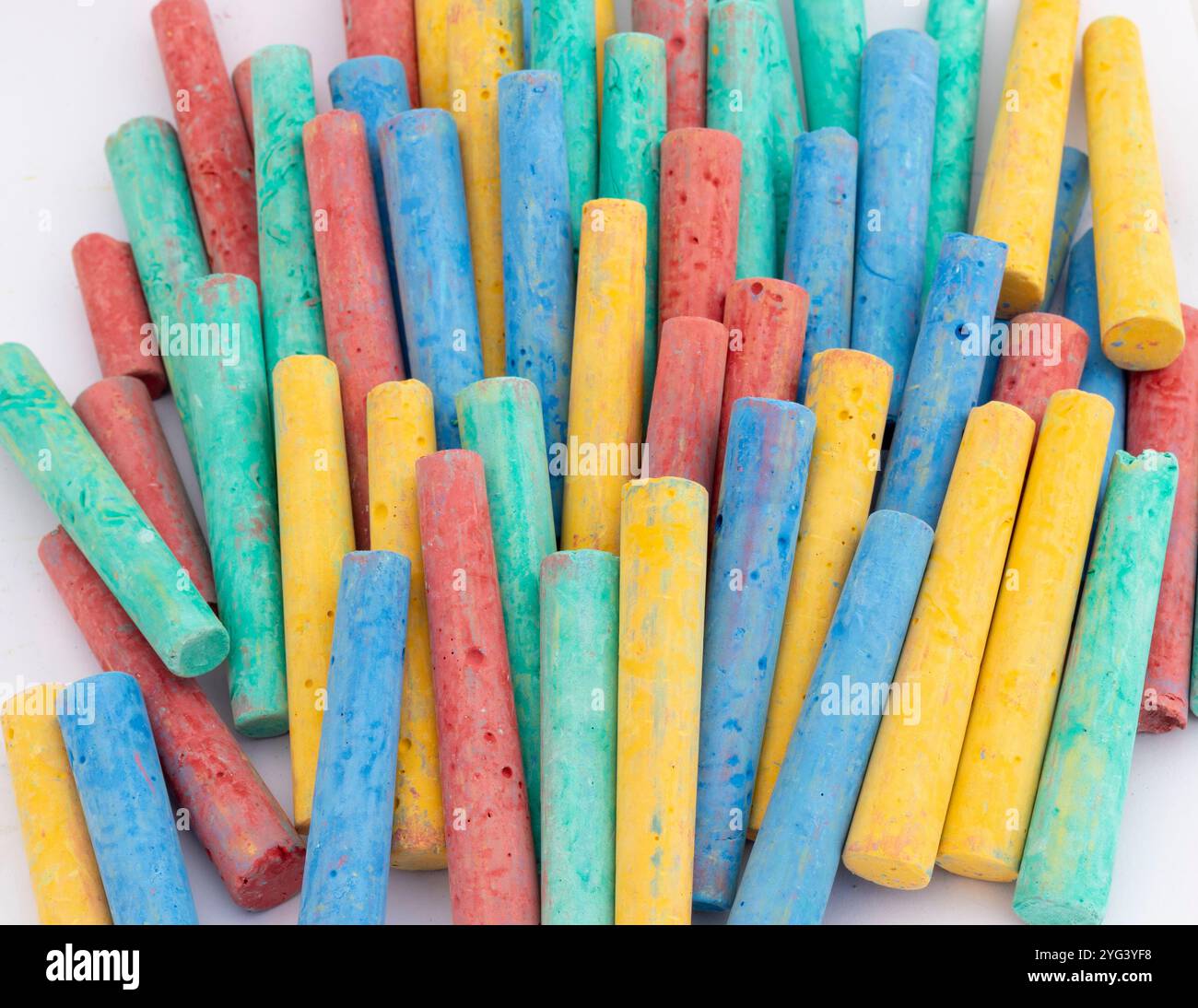 Primo piano con bastoncini colorati in gesso. Concetto di ritorno a scuola. Foto Stock