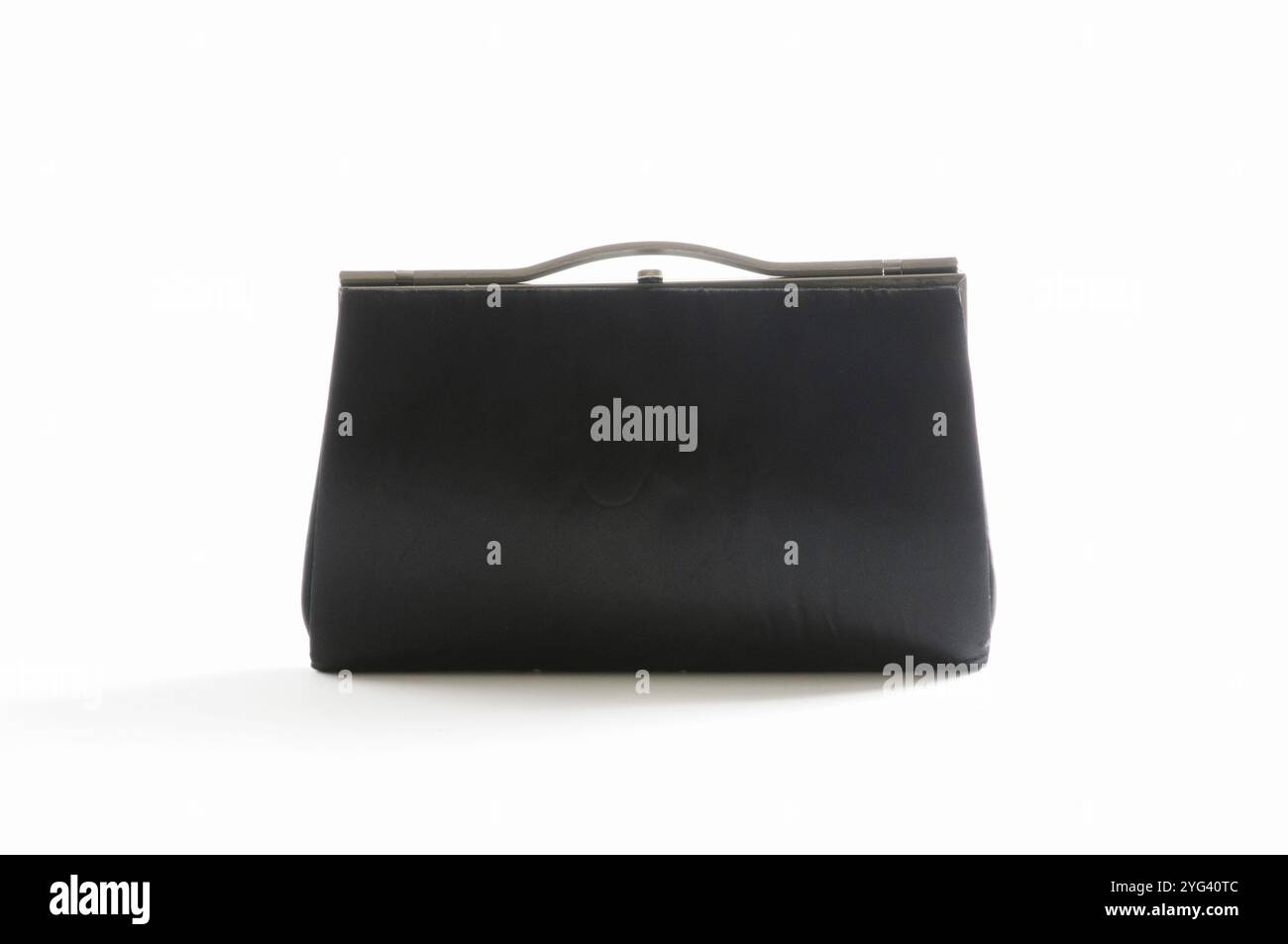 Vecchia borsa kimono in uno spazio posteriore bianco Foto Stock