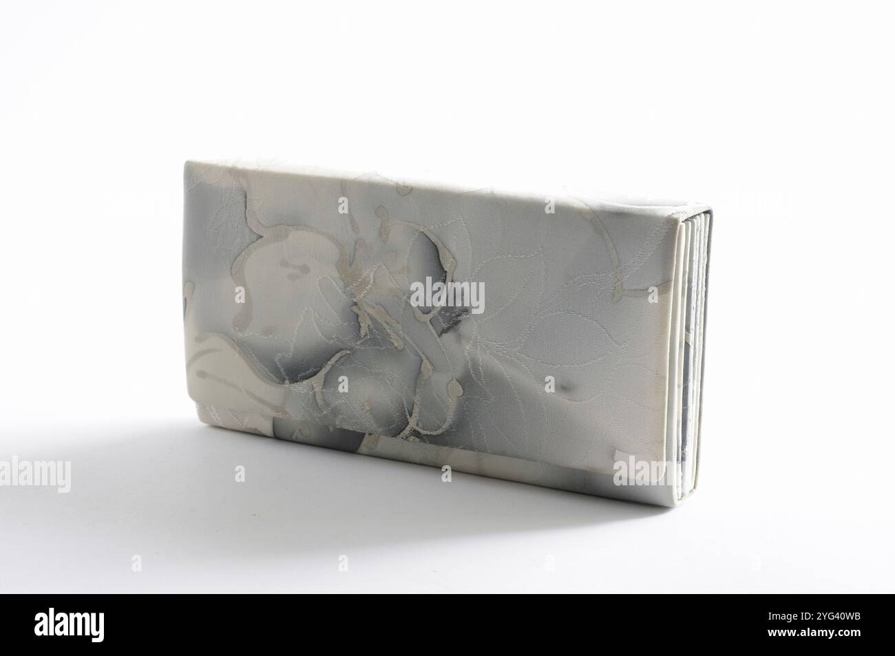 Vecchia borsa kimono in uno spazio posteriore bianco Foto Stock