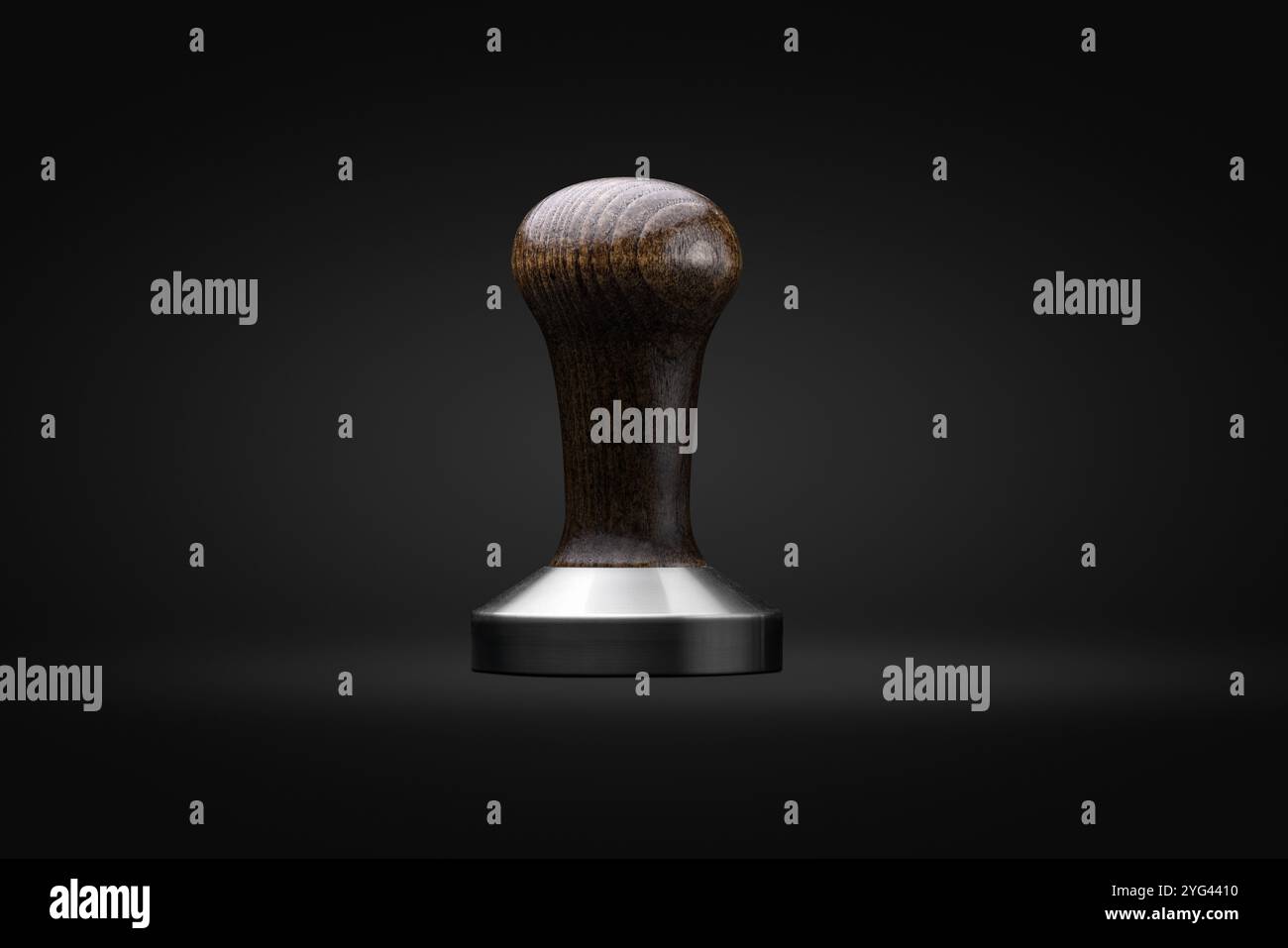 Tamper espresso con manico in legno su sfondo scuro Foto Stock