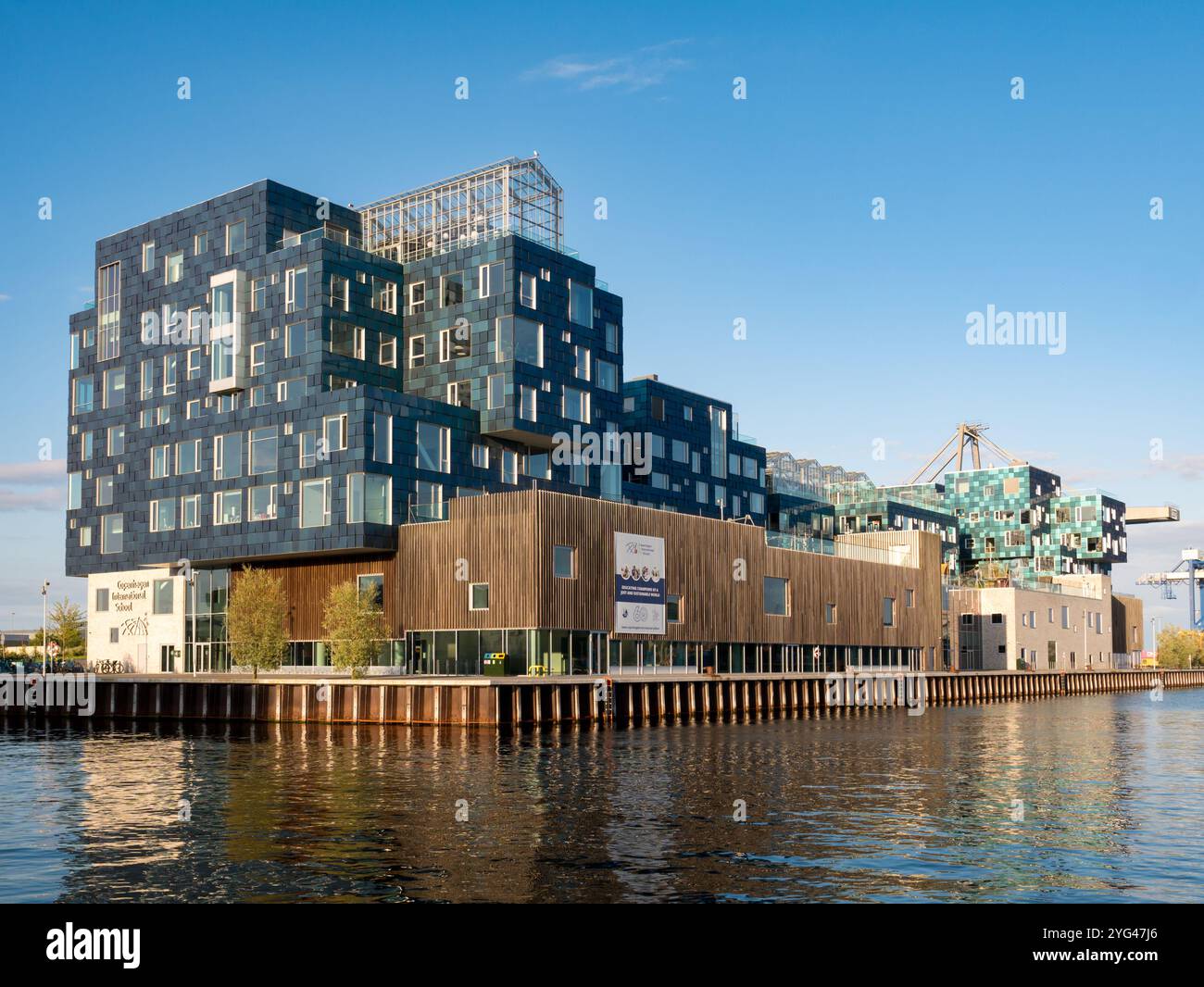 Copenhagen International School, CIS, edificio moderno con facciate a pannelli solari nel distretto di Nordhavn, Danimarca Foto Stock