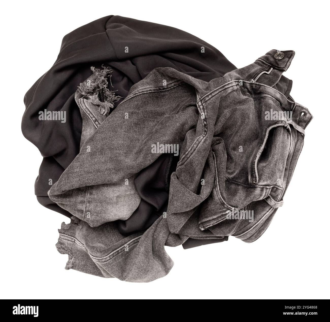 Mucchio di abiti grigi scuri isolati su sfondo bianco. Vista dall'alto, angolo alto, disposizione piatta. Ideale per temi legati alla moda e al bucato Foto Stock