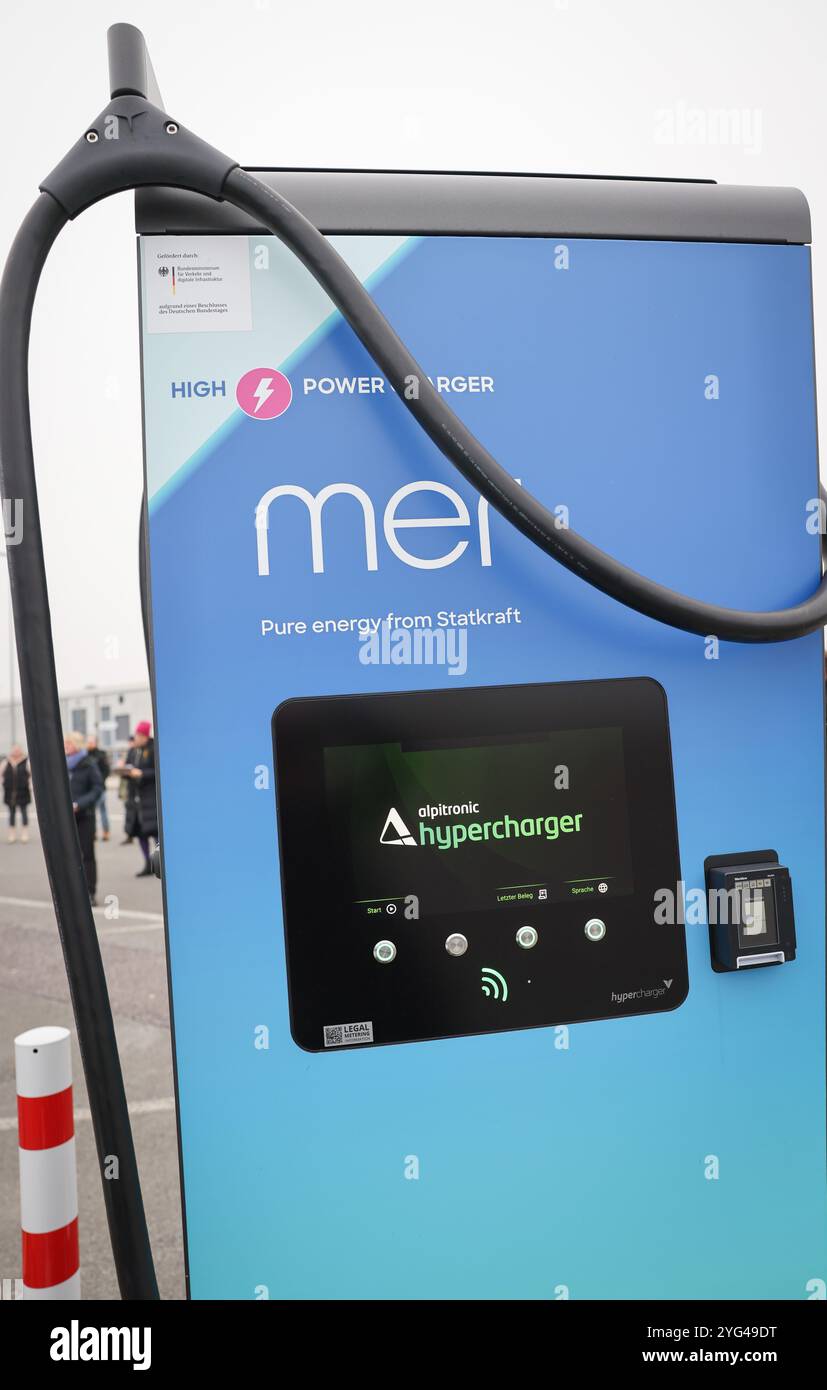 Amburgo, Germania. 6 novembre 2024. Una stazione di ricarica per carrelli elettrici in occasione di un evento stampa per l'apertura di un hub di ricarica per camion elettrici presso il Cruise Center Steinwerder nel porto di Amburgo. Credito: Christian Charisius/dpa/Alamy Live News Foto Stock