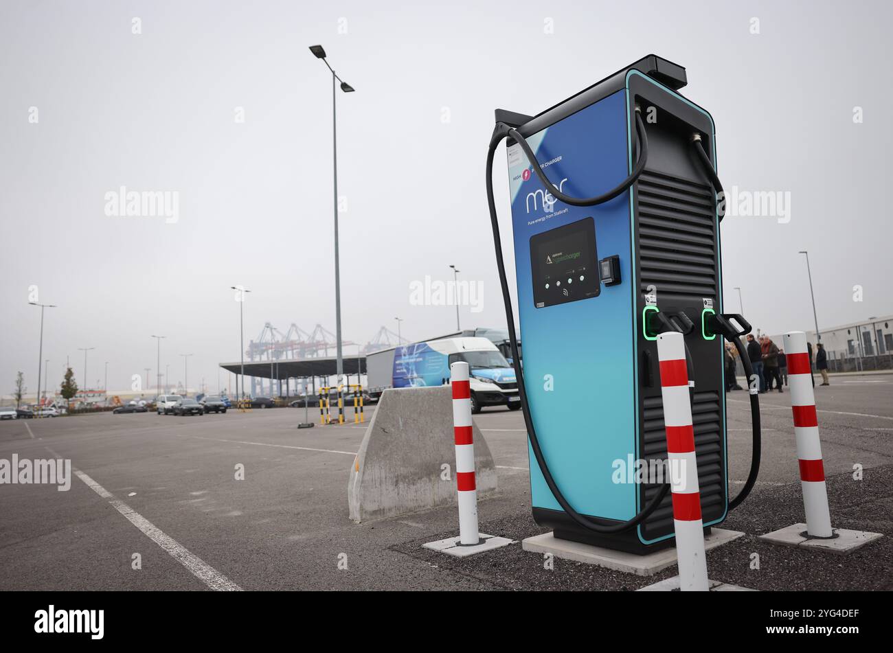 Amburgo, Germania. 6 novembre 2024. Una stazione di ricarica per carrelli elettrici in occasione di un evento stampa per l'apertura di un hub di ricarica per camion elettrici presso il Cruise Center Steinwerder nel porto di Amburgo. Credito: Christian Charisius/dpa/Alamy Live News Foto Stock
