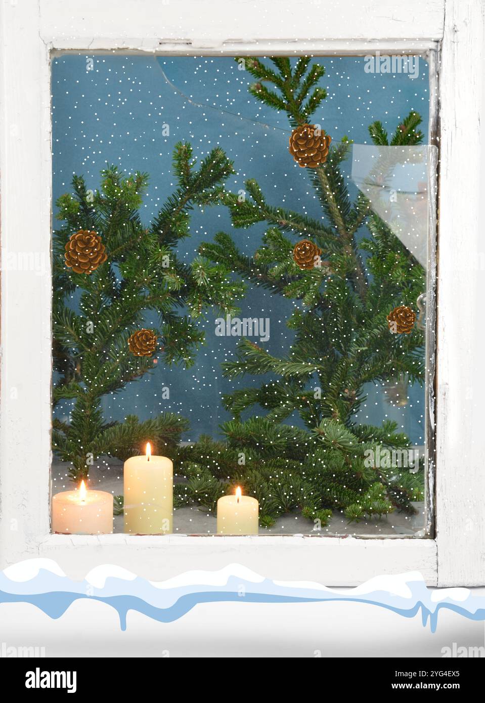 Foto combinata con grafica: Cornice bianca della finestra con neve, finestra rotta, candele e albero di Natale, rami verdi. Foto Stock