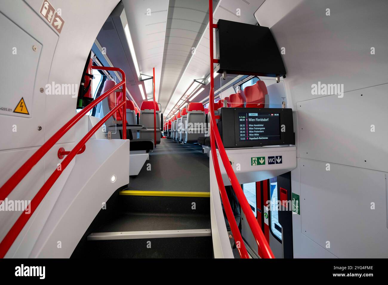 St. Pölten, Österreich. 6. Novembre 2024. Innenraum des neuen Cityjets bei Österreichpremiere des neuen Cityjet Doppelstock der ÖBB, Cityjet der neuen Generation Vorstellung am Hauptbahnhof a St. Pölten. *** St Pölten, Austria 6 novembre 2024 interno del nuovo Cityjet alla prima austriaca di ÖBBs nuovo Cityjet a due piani, la nuova generazione Cityjet presentato alla stazione centrale di St Pölten Foto Stock