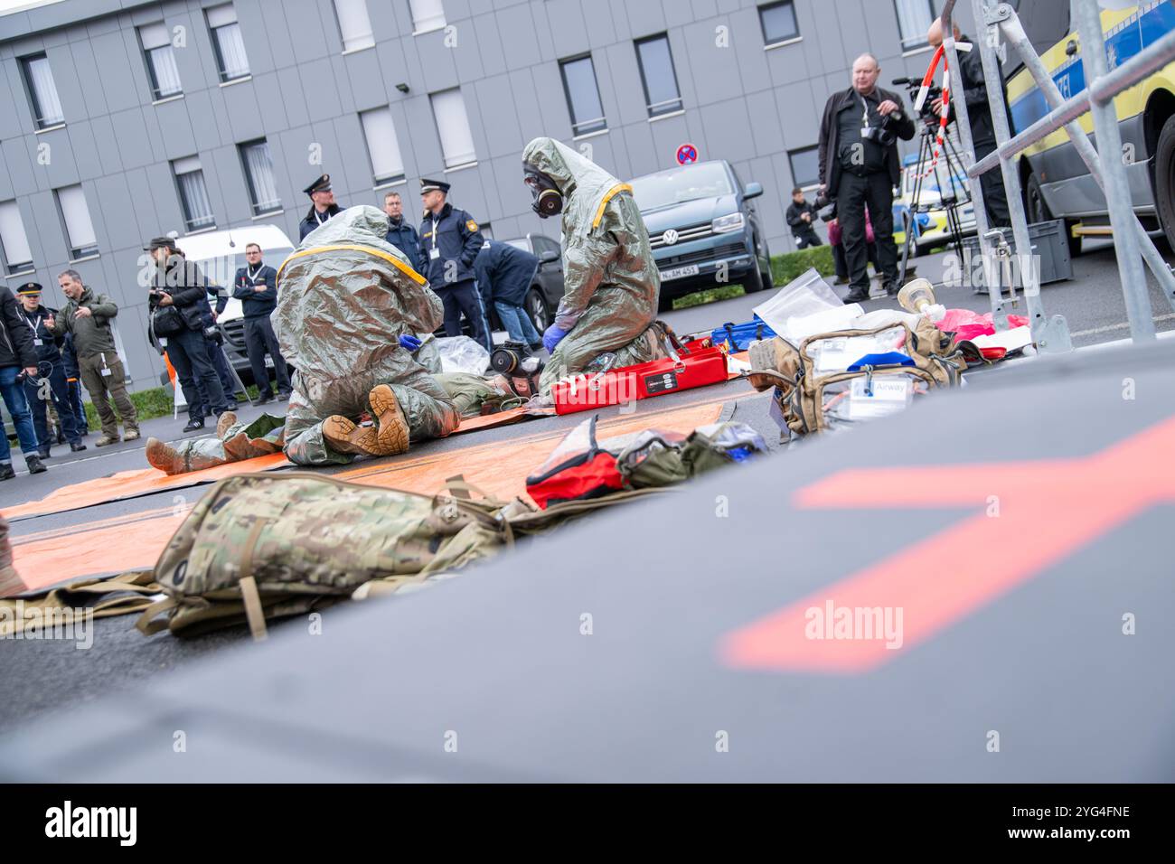 06 novembre 2024, Baviera, Würzburg: Le forze della Bundeswehr dimostrano la procedura medica quando un soldato è stato contaminato. Durante una vetrina nell'ambito dell'esercitazione antiterrorismo "MainTex 2024", la polizia, la Bundeswehr, i vigili del fuoco, la BRK e altri servizi di emergenza dimostrano le loro abilità e le loro attrezzature. Gli scenari di esercizio, che sono stati messi in atto dal 4 novembre, comprendono minacce fittizie da sostanze chimiche, biologiche, radiologiche e nucleari. Foto: Pia Bayer/dpa Foto Stock