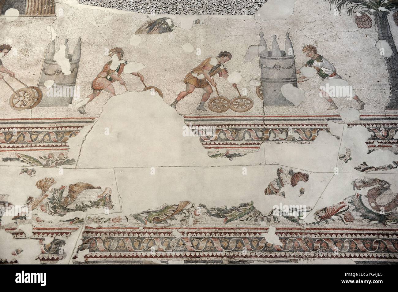 Dettaglio di uno dei mosaici che decoravano i pavimenti dell'antico Palazzo dell'Impero Bizantino, costruito per ordine di Costantino (IV secolo), conosciuto come il grande Palazzo di Costantinopoli. Bambini che giocano con i cerchi. Datato al IV-vi secolo. Museo del mosaico del grande Palazzo (Büyük Saray Mozaikleri Müzesi). Istanbul, Turchia. Foto Stock