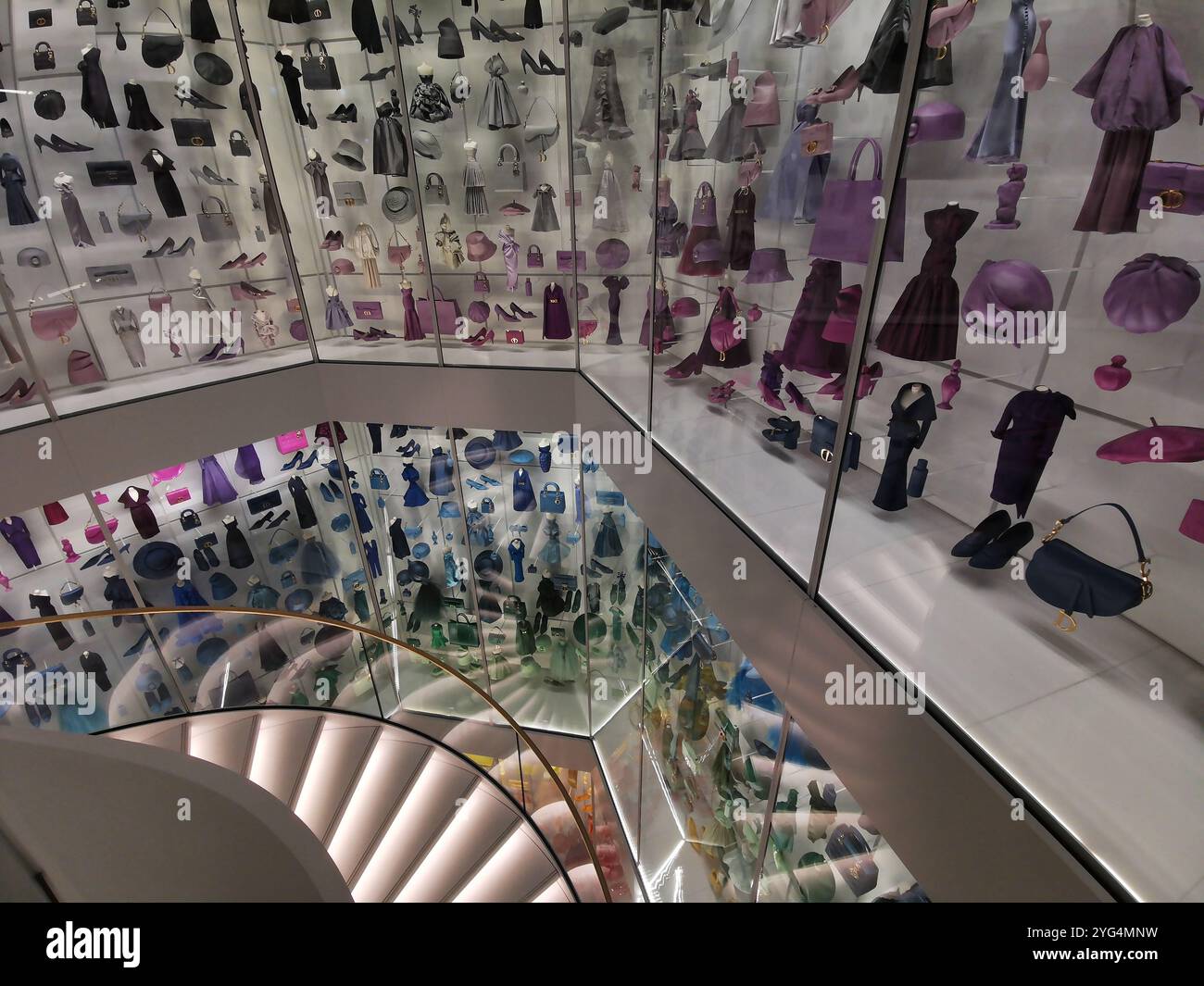 Elegante esposizione di articoli di moda a la Galerie Dior, Parigi, Francia Foto Stock