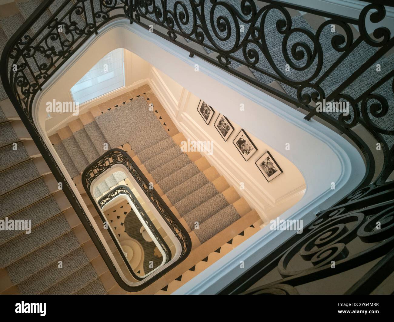All'interno della Galerie Dior si trova un'elegante scala, caratterizzata da intricate ringhiere in ferro e da un'illuminazione soffusa che ne illumina il design elegante e il design - Immagine stock catturata con smartphone
