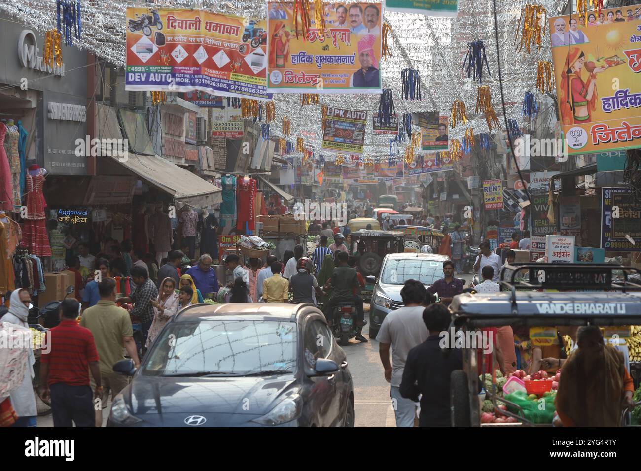 Vista di un mercato locale davanti al festival indù Chhath Puja a nuova Delhi il 6 novembre 2024. Nuova Delhi India Copyright: XAnshumanxAkashx Foto Stock