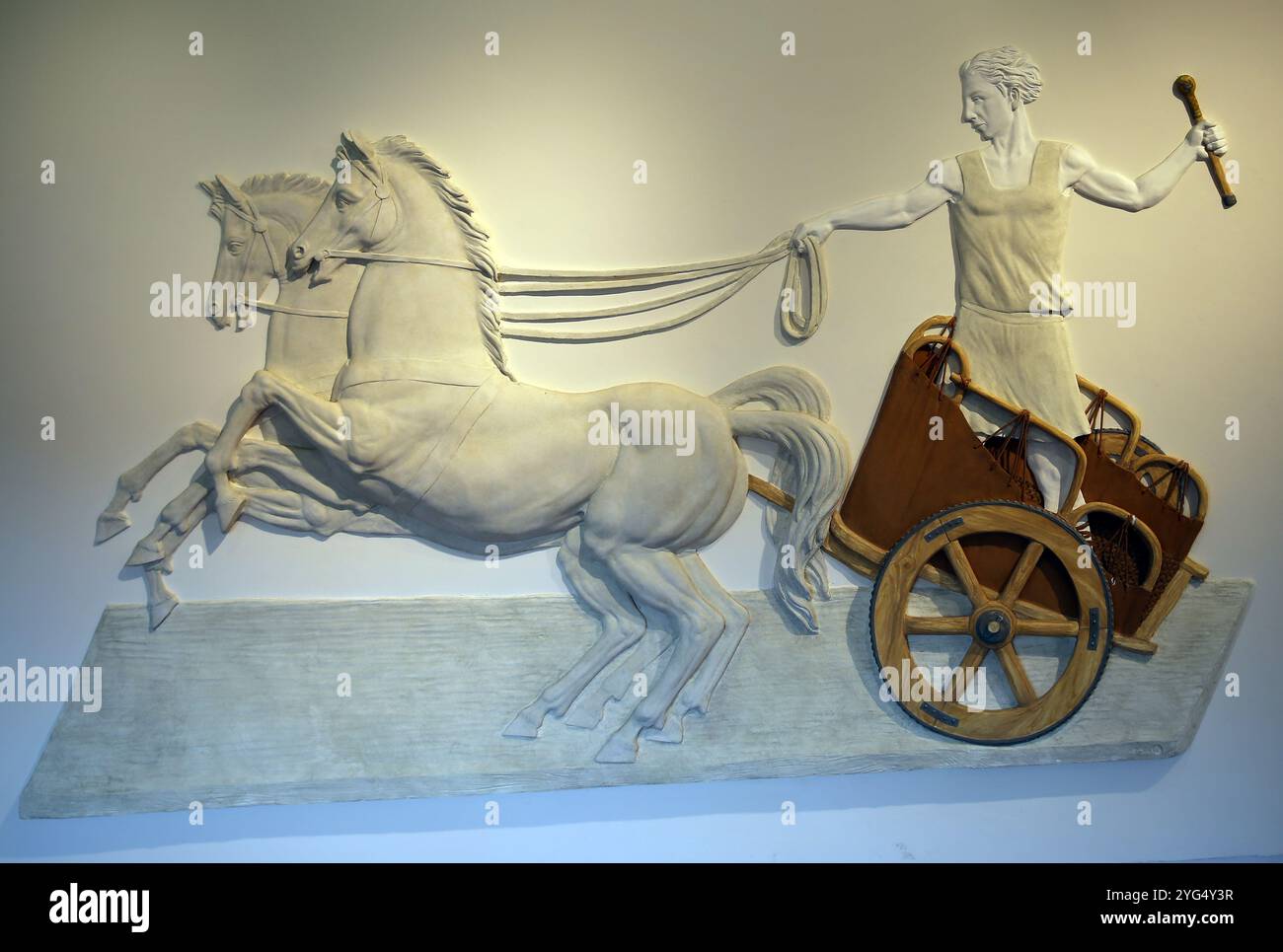 Bassorilievo di un uomo e di un carro. Protostoria dei popoli latini. Antico Lazio. Riproduzione. Museo nazionale romano. Bagni di Diocleziano. Italia. Foto Stock