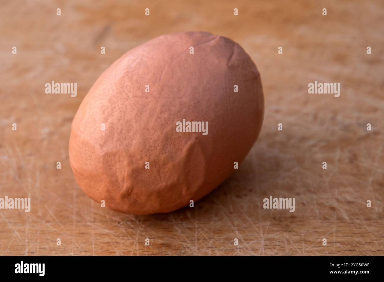 Uovo di gallina organico con guscio deformato e rugoso Foto Stock