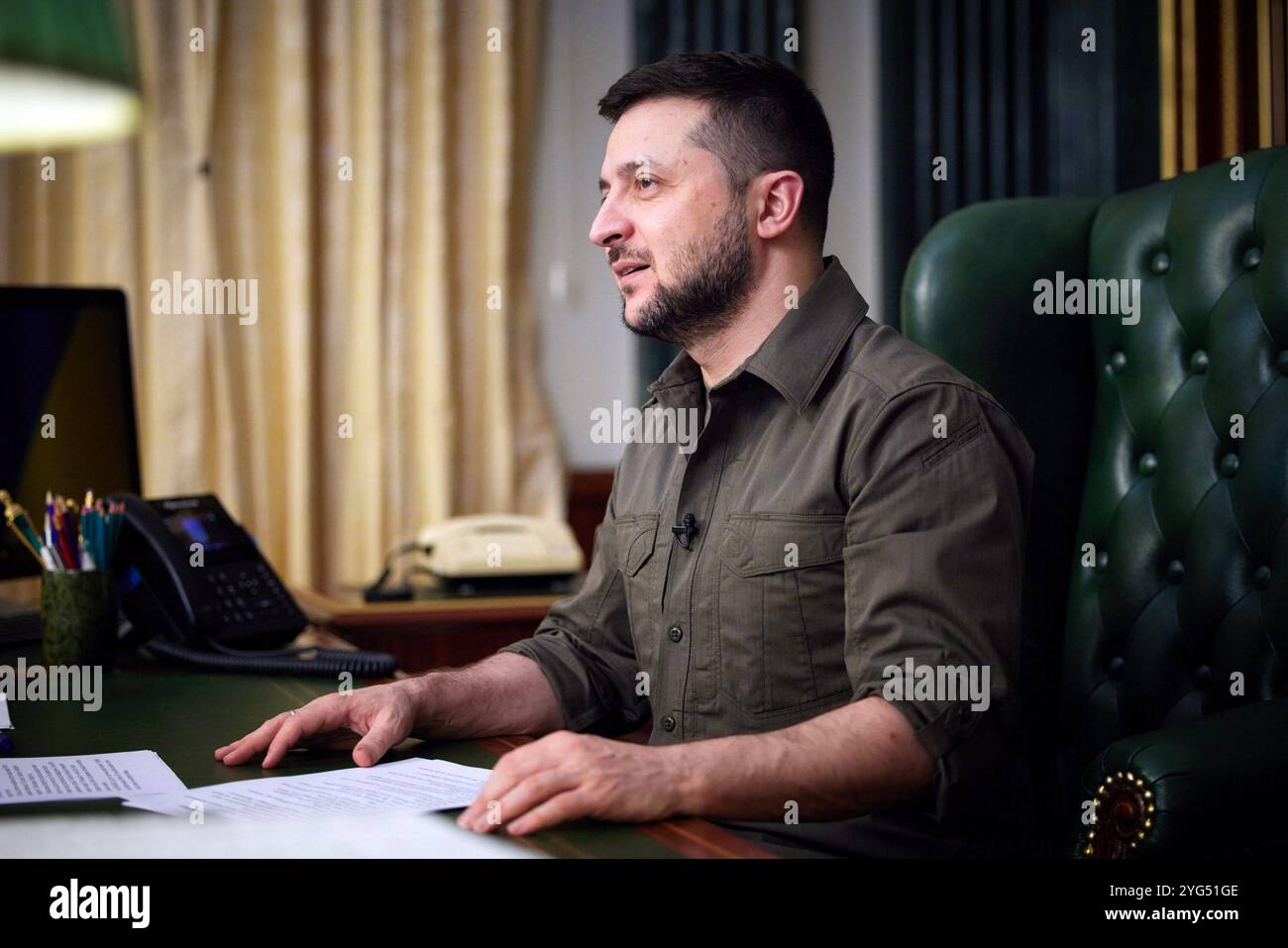 Scacciare gli occupanti, scacciare questi schiavi dal discorso del presidente Volodymyr Zelenskyy ai residenti delle città ucraine - 21 marzo 2022 - foto del governo ucraino Foto Stock