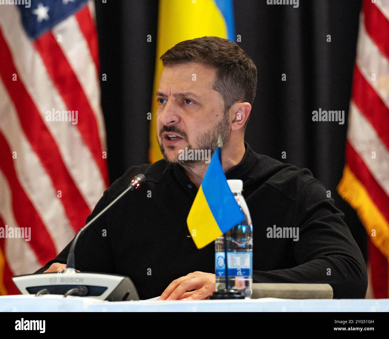 Il presidente ucraino Volodymyr Zelenskyy parla durante il gruppo di contatto per la difesa Ucraina presso la base aerea di Ramstein, Germania, 6 settembre 2024. I leader di quasi 50 nazioni si sono incontrati per discutere della crisi in corso in Ucraina e del continuo stretto coordinamento da parte della comunità internazionale per fornire al popolo ucraino i mezzi necessari per difendere il proprio territorio sovrano. (Foto della U.S. Air Force di Airman 1st Class Eve Daugherty) Foto Stock