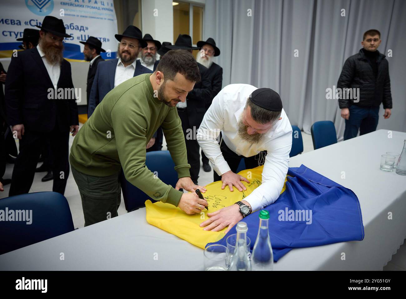 Volodymyr Zelenskyy ha incontrato la comunità ebraica prima di Pesach in Ucraina il 18 aprile 2024 - foto di Ukraine Gov Foto Stock