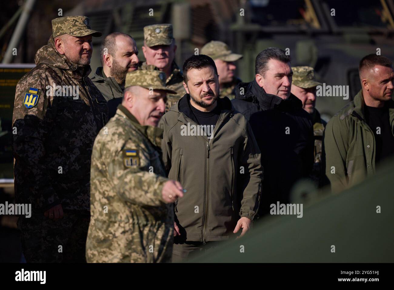 Volodymyr Zelenskyy presenta premi statali ai difensori ucraini in occasione della giornata delle forze missilistiche e dell'artiglieria e della giornata delle truppe ingegneristiche. 3 novembre 2023 - foto del governo ucraino Foto Stock