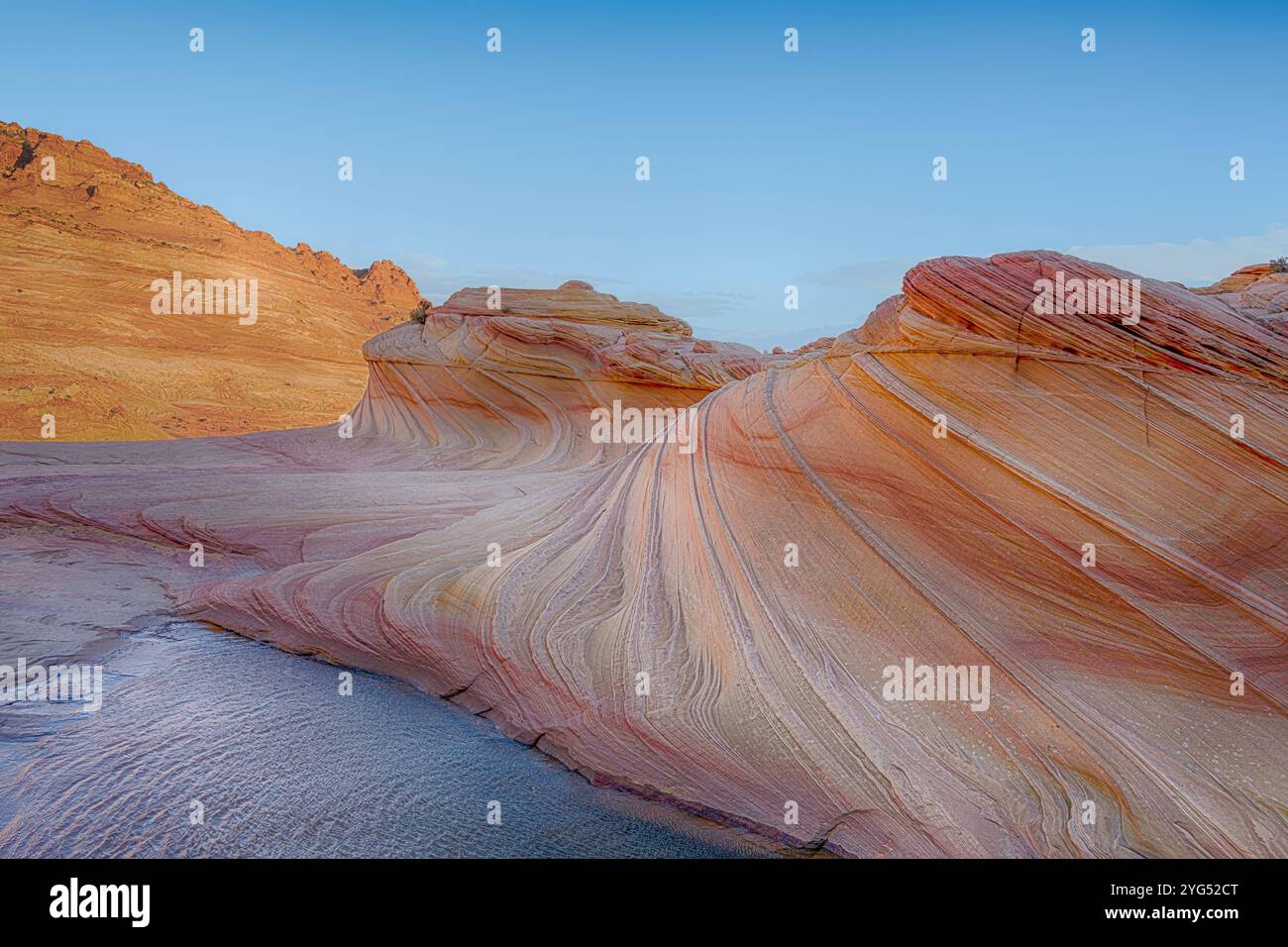 Second Wave (formazioni ondulate, striate, di arenaria Navajo), a North Coyote Buttes, nel Vermilion Cliffs National Monument, Arizona. Foto Stock