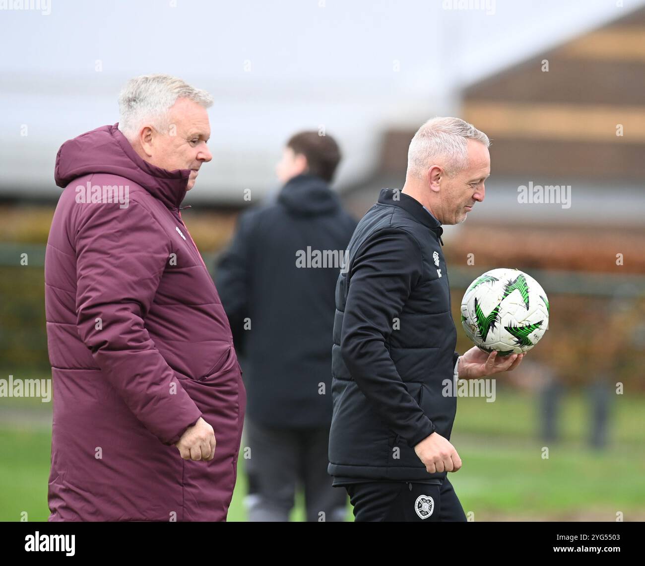 Centro sportivo Oriam. Edimburgo, Scozia, Regno Unito, 6 novembre, 24 novembre, Hearts Training Session per la partita UEFA Conference League con Heidenheim. Heart of Midlothian manager Neil Critchley con Andrew McKinlay - Chief Executive Officer Credit: eric mccowat/Alamy Live News Foto Stock