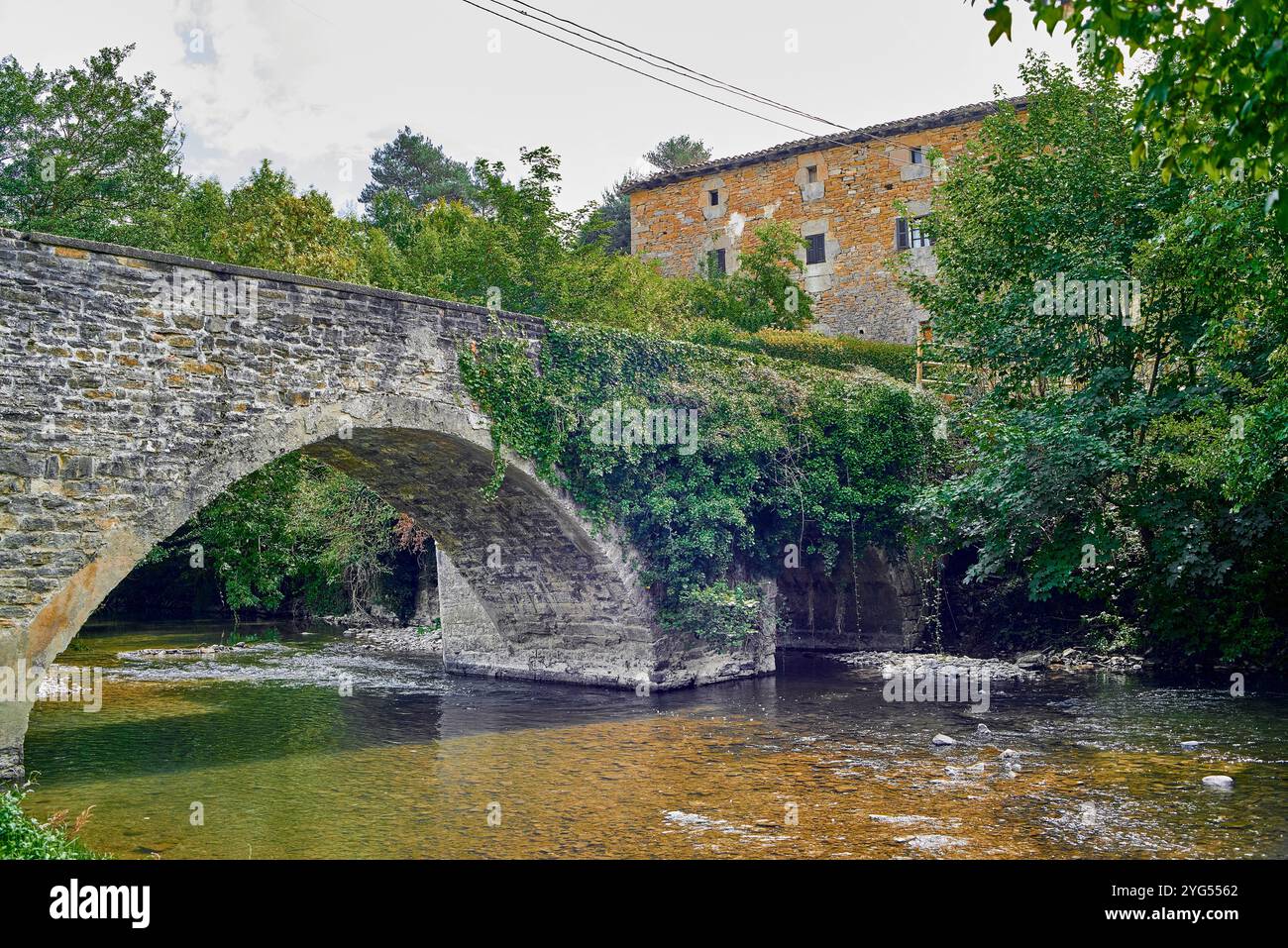 Puente de Larrasoana a Larrasoana, St. James Way, Navarra, Spagna sul fiume Arga Foto Stock