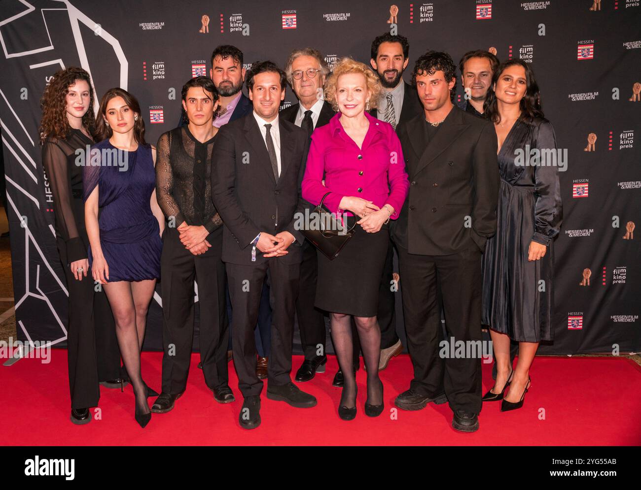 FRANCOFORTE SUL MENO, Germania - 18 ottobre 2024: Adrian Moskowicz, David Hadda, Deleila Piasko, Jose Barros, Leo Altaras, Leonille Wittgenstein, Sunnyi Melles e Aaron Altaras - Cast of tv series Die Zweiflers - foto del vincitore alla cerimonia di premiazione per il 35° Hessischer Film- und Kinopreis 2024, alte Oper Frankfurt am Main Foto Stock