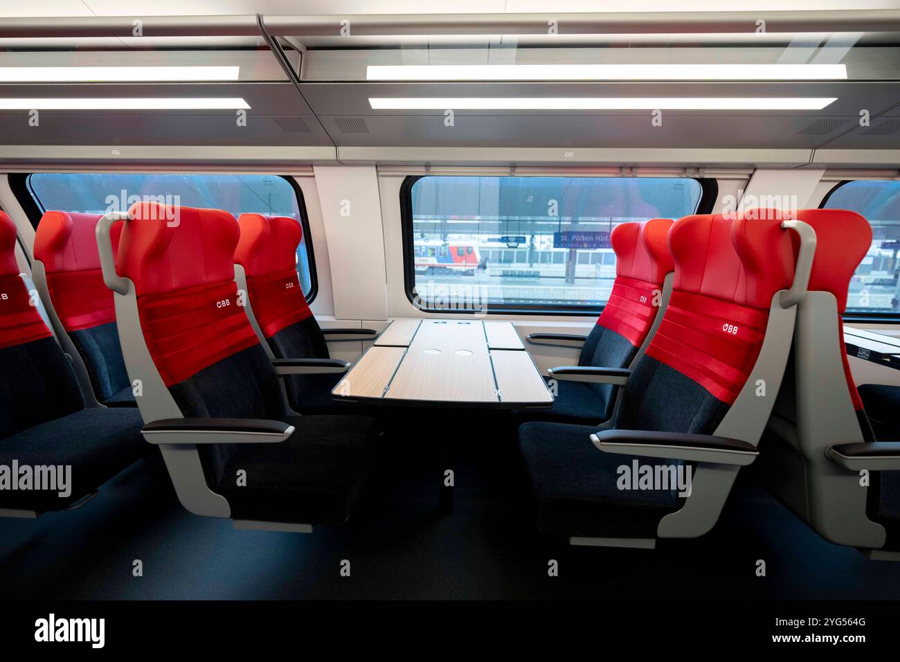 Premier in Austria di un nuovo modello di treno a due piani di Stadler realizzato per le Ferrovie austriache, il cosiddetto Cityjet della nuova generazione, presentato alla stazione centrale di St. Poelten. Foto Stock