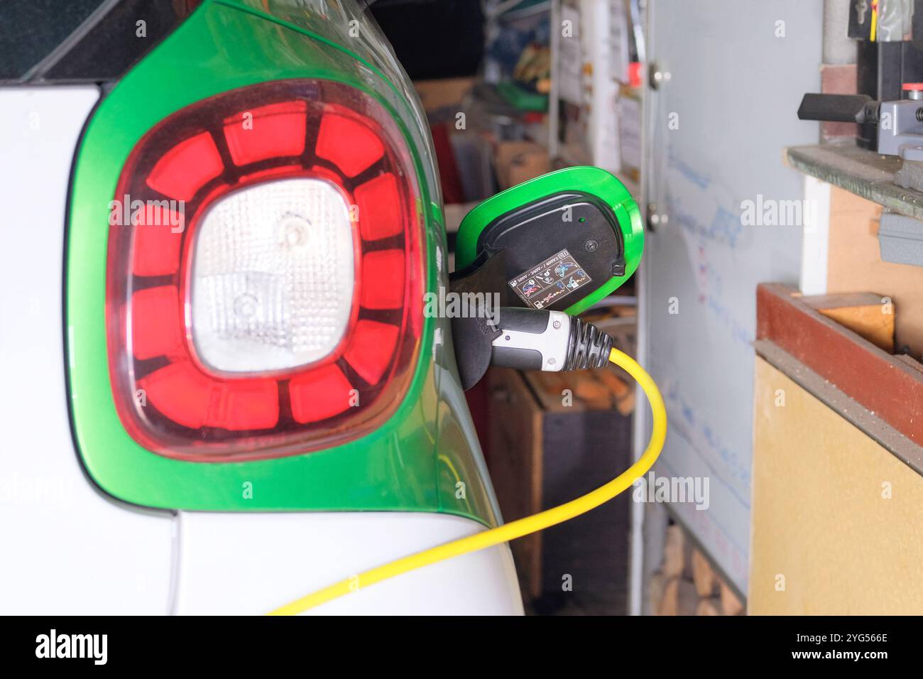 Energia rinnovabile. Concetto di trasporto ecologico. Stazione di ricarica elettrica per auto installata in un complesso residenziale. Caricabatterie per auto elettriche. Rinnovabile Foto Stock