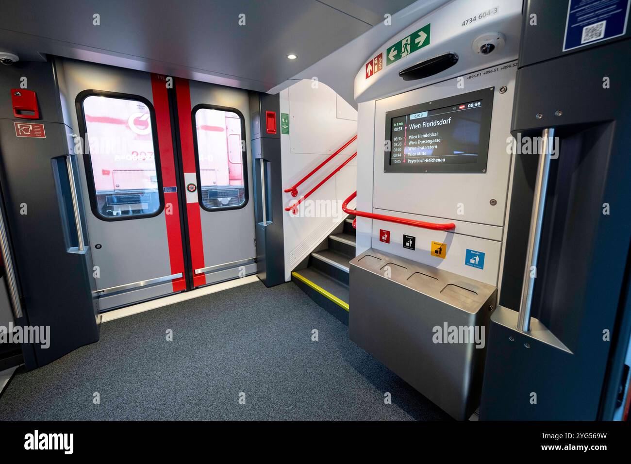 Premier in Austria di un nuovo modello di treno a due piani di Stadler realizzato per le Ferrovie austriache, il cosiddetto Cityjet della nuova generazione, presentato alla stazione centrale di St. Poelten. Foto Stock