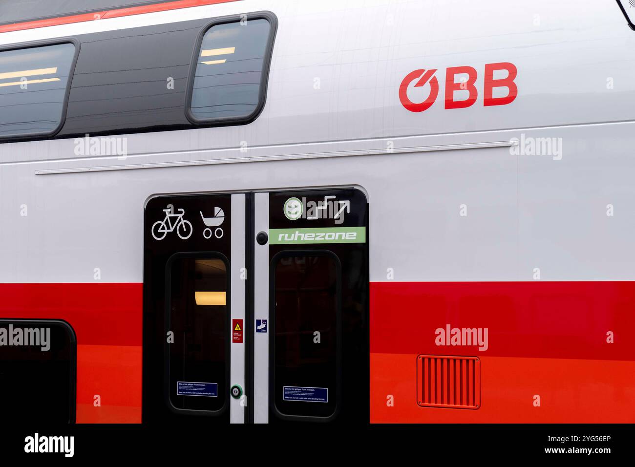 Premier in Austria di un nuovo modello di treno a due piani di Stadler realizzato per le Ferrovie austriache, il cosiddetto Cityjet della nuova generazione, presentato alla stazione centrale di St. Poelten. Foto Stock