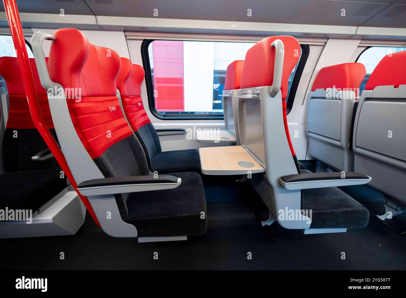 St. Poelten, bassa Austria, Austria. 6 novembre 2024. Premier in Austria di un nuovo modello di treno a due piani di Stadler realizzato per le Ferrovie austriache, il cosiddetto Cityjet della nuova generazione, presentato alla stazione centrale di St. Poelten. (Credit Image: © Andreas Stroh/ZUMA Press Wire) SOLO PER USO EDITORIALE! Non per USO commerciale! Foto Stock