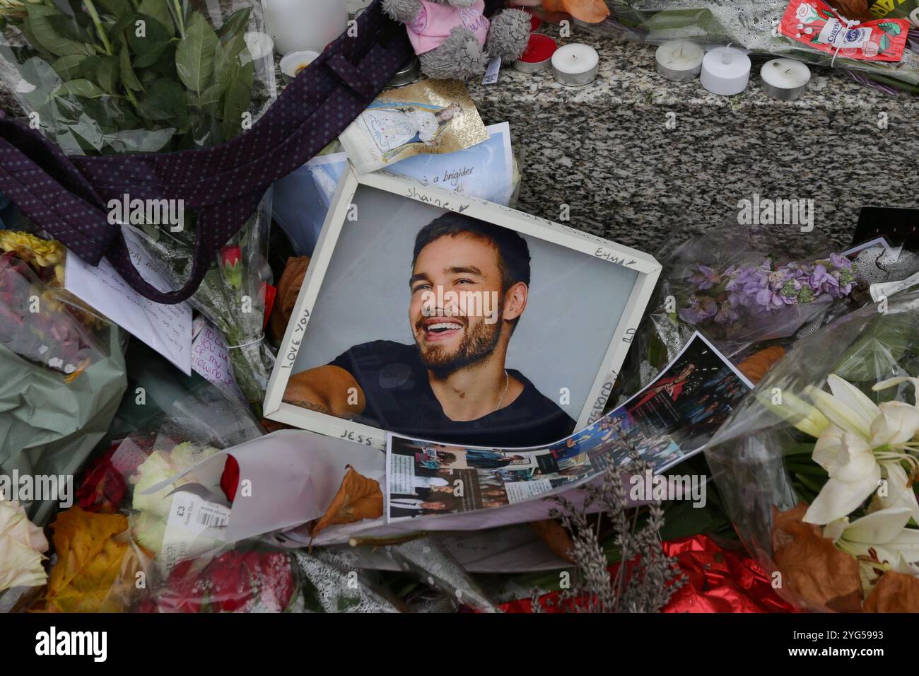 Wolverhampton, Regno Unito. 6 novembre 2024. La gente rende omaggio a Liam Payne ai piedi della statua di Lady Wulfrun nella chiesa collegiale di San Pietro credito: Gustavo Pantano/Alamy Live News Foto Stock