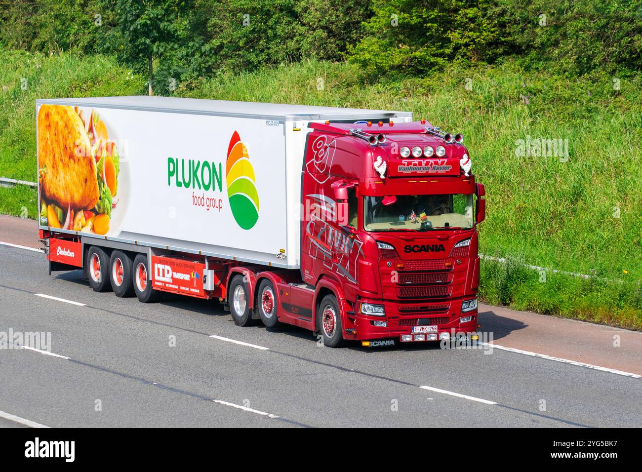 Dutch Plukon Food Group. Prodotti a base di pollame freschi, congelati e trasformati destinati ai mercati della vendita al dettaglio, dei servizi alimentari e dell’industria. Veicolo SCANIA S520 che fornisce prodotti alimentari refrigerati sull'autostrada M6, Regno Unito Foto Stock