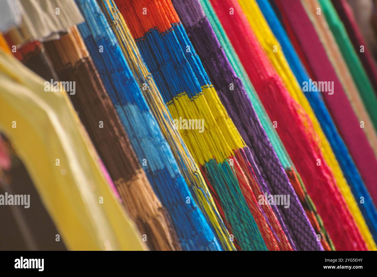 Vivaci tessuti messicani con colori e motivi ricchi in una vivace scena del mercato Foto Stock