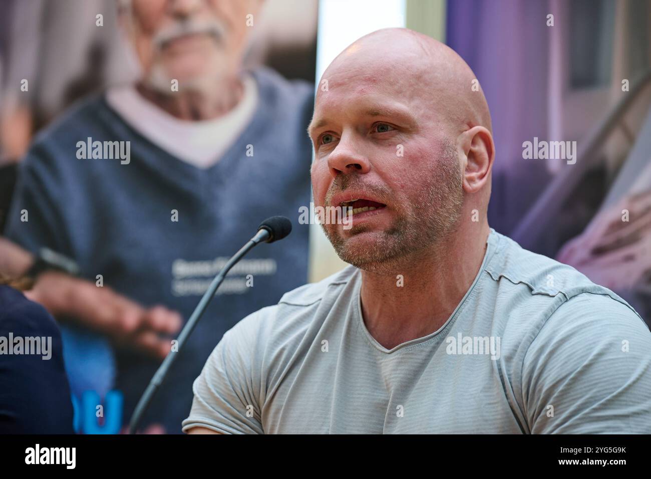 Die Diakonie Deutschland mit der Pflegekampagne Sechs Bausteine fuer eine gute Pflegereform den Druck auf die Politik erhoehen. SIE forderte am Mittwoch, 06.11.2024, in Berlin eine Pflegevollversicherung, die soziale Absicherung pflegender Angehoeriger und eine gesetzliche Verpflichtung fuer Kommunen zu einer lokalen Altenhilfeplanung im foto vom 06.11.2024 Pressekonferenz mit Ricardo Lange, Intensivpfleger und Pflege-Aktist. Siehe epd-Meldung vom 06.11.2024 SOLO USO EDITORIALE *** Diakonie Deutschland vuole aumentare la pressione sui politici con la sua campagna di cura sei edifici blocco Foto Stock