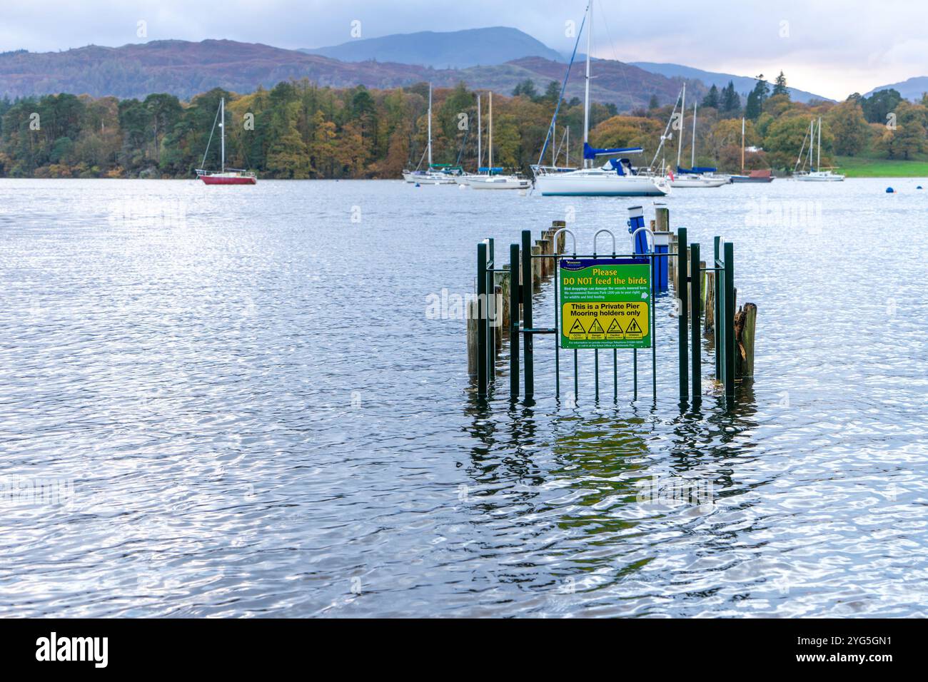 Un molo sommerso sul lago Windermere nel Lake District inglese dopo una grave tempesta Foto Stock