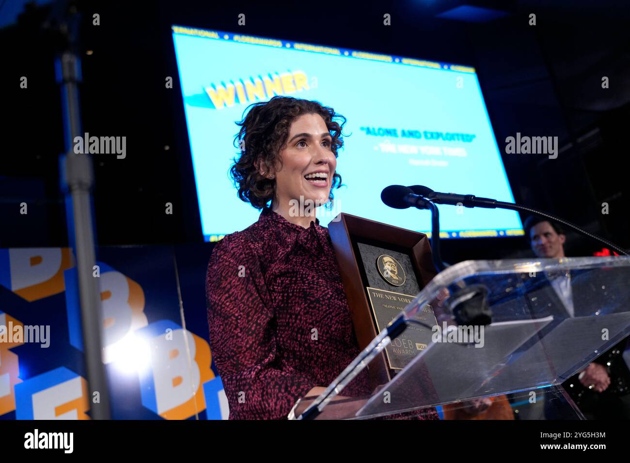 VINCITORE, Hannah Dreier durante i Gerald Loeb Awards 2024 presentati da UCLA Anderson, tenutosi presso la Rainbow Room di New York, New York, USA, giovedì 10 ottobre 2024. Credito: Jennifer Graylock-Graylock.com Foto Stock