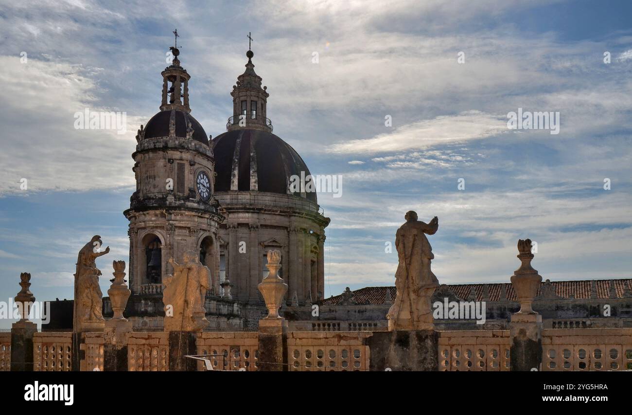 Cupola e campanile della Cattedrale metropolitana di Sant'Agata, conosciuta come la Cattedrale di Catania. Catania, Sicilia, Italia. Foto Stock