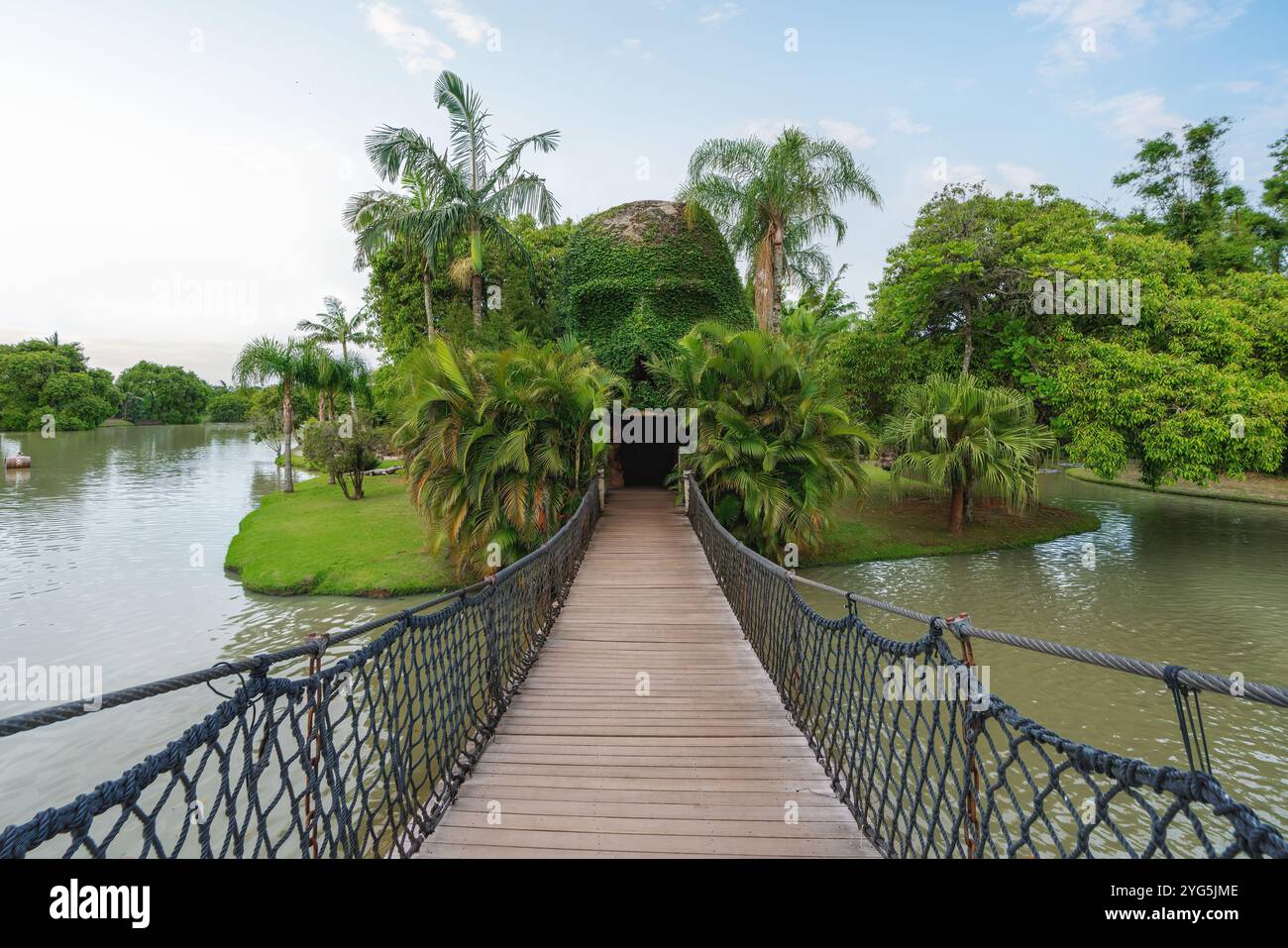 Ponte di corda e roccia a forma di teschio - Isola dei Pirati al parco a tema Beto Carrero World Foto Stock