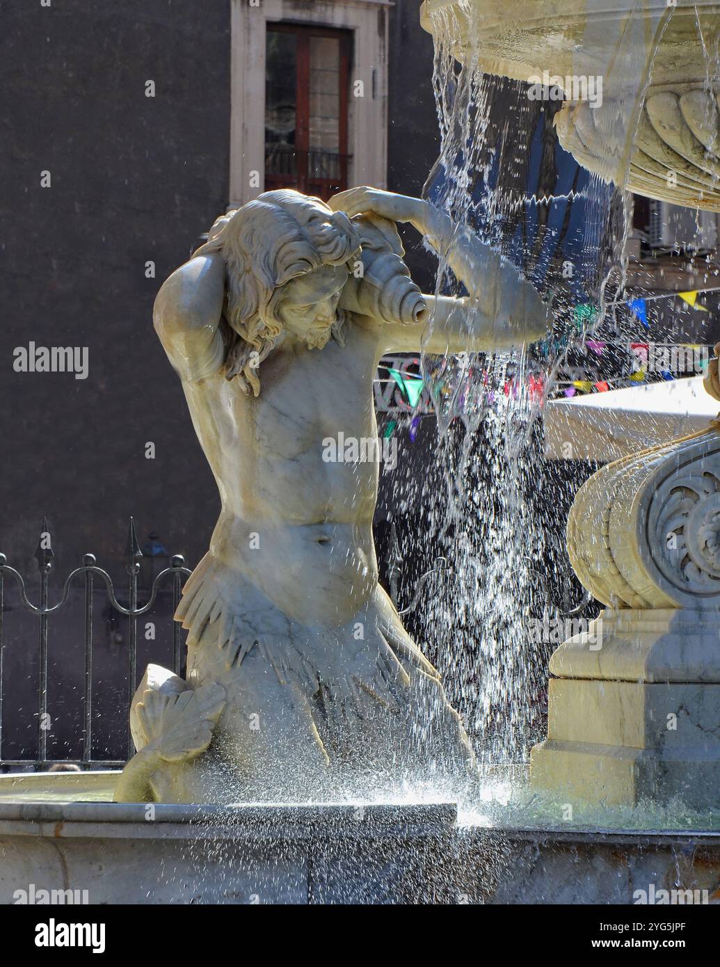 Particolare della Fontana dell'Amenano, una fontana in marmo di Carrara creata dallo scultore napoletano Tito Angelini nel 1867. Catania, Sicilia, Italia. Foto Stock