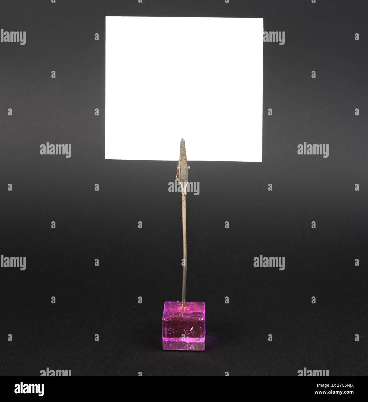 un piedistallo con un biglietto trasparente Foto Stock