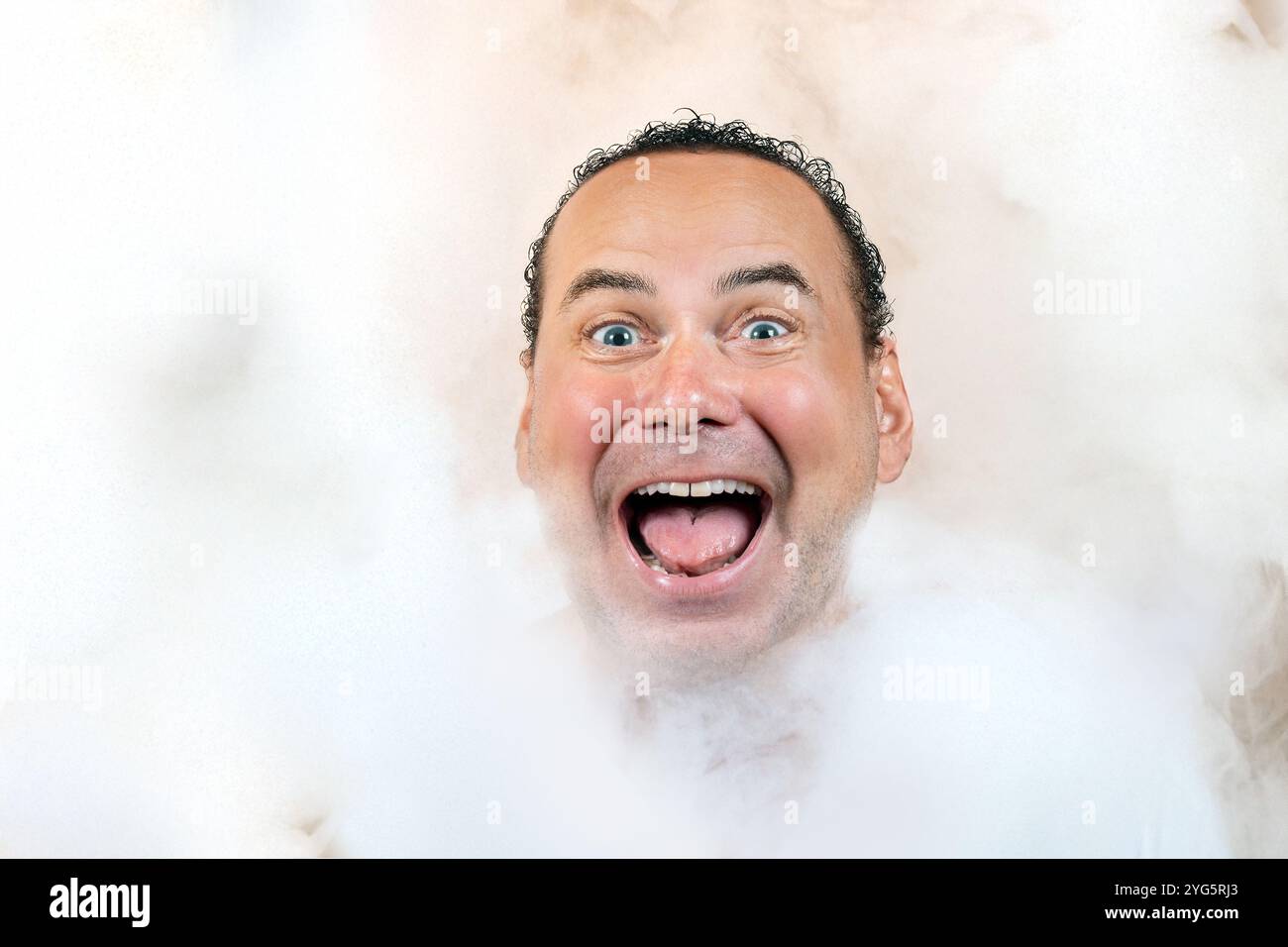 Portret di uomo allegro a vapore bianco Foto Stock