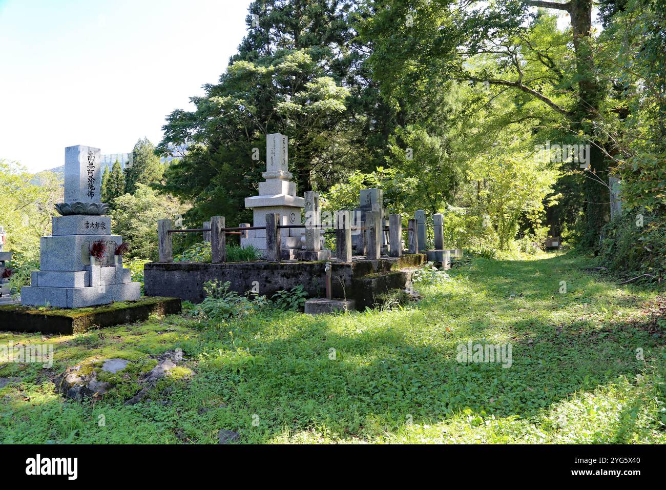 Gokayama è un villaggio di case di Gassho in Giappone. Questo è il cimitero del villaggio Foto Stock
