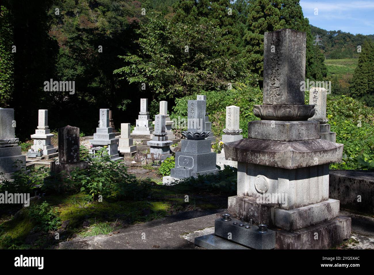 Gokayama è un villaggio di case di Gassho in Giappone. Questo è il cimitero del villaggio Foto Stock