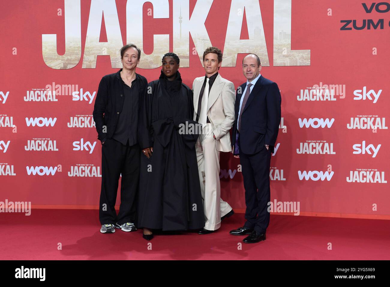 Volker Bertelmann, Lashana Lynch, Eddie Redmayne und Gareth Neame bei der Premiere IL GIORNO DEL JACKAL im ZOO Palast a Berlino AM 05.11.2024 *** Volker Bertelmann, Lashana Lynch, Eddie Redmayne e Gareth Neame alla prima del GIORNO DEL JACKAL allo ZOO Palast di Berlino il 05 11 2024 Foto Stock